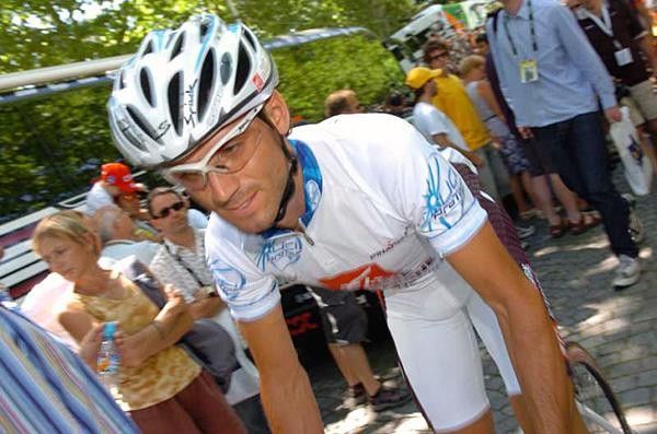 Alejandro Valverde (Caisse d'Epargne) is here