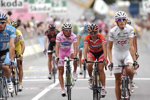 The maglia rosa and maglia bianca come in after avoiding the wrecks