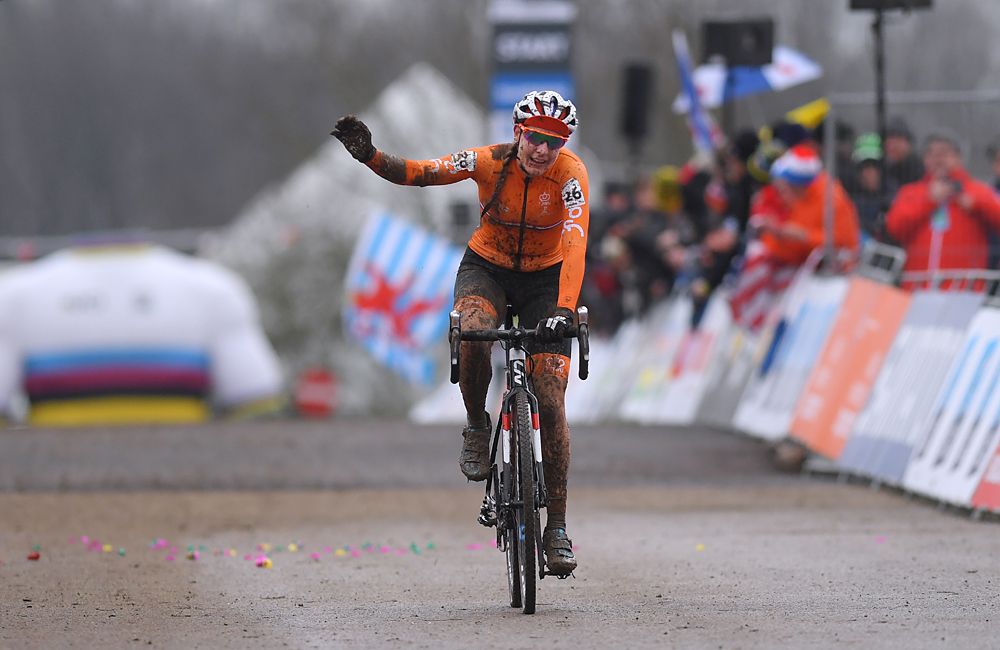 Lucinda Brand gets te bronze medal in Valkenburg