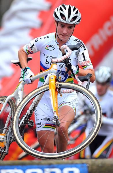 Marianne Vos heads to the win in Pont-Ch&acirc;teau
