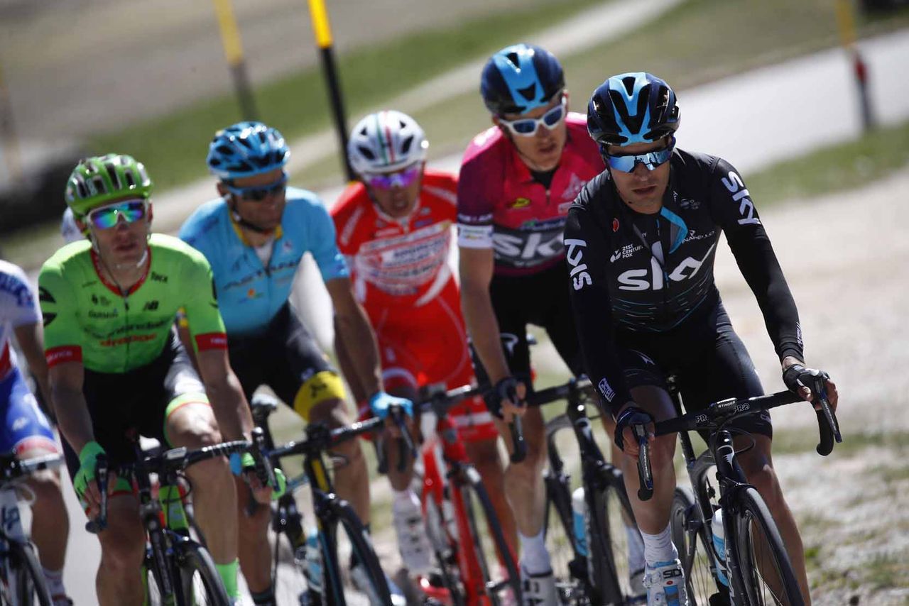 Mikel Landa paces Geraint Thomas.