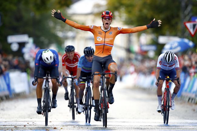 Nils Eekhoff wins the U23 road race