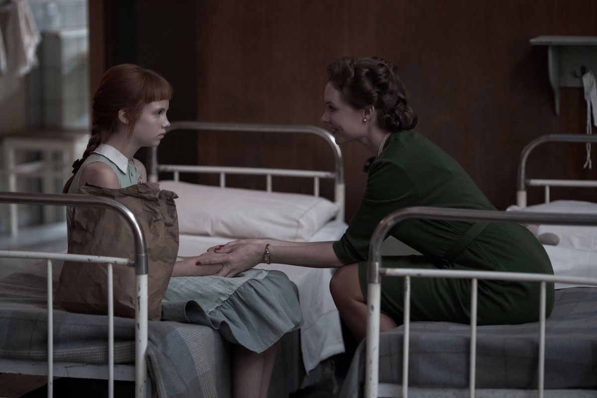 Annabeth Kelly as Beth Harmon and Christiane Seidel as Helen Deardorff in "The Queen's Gambit" on Netflix.