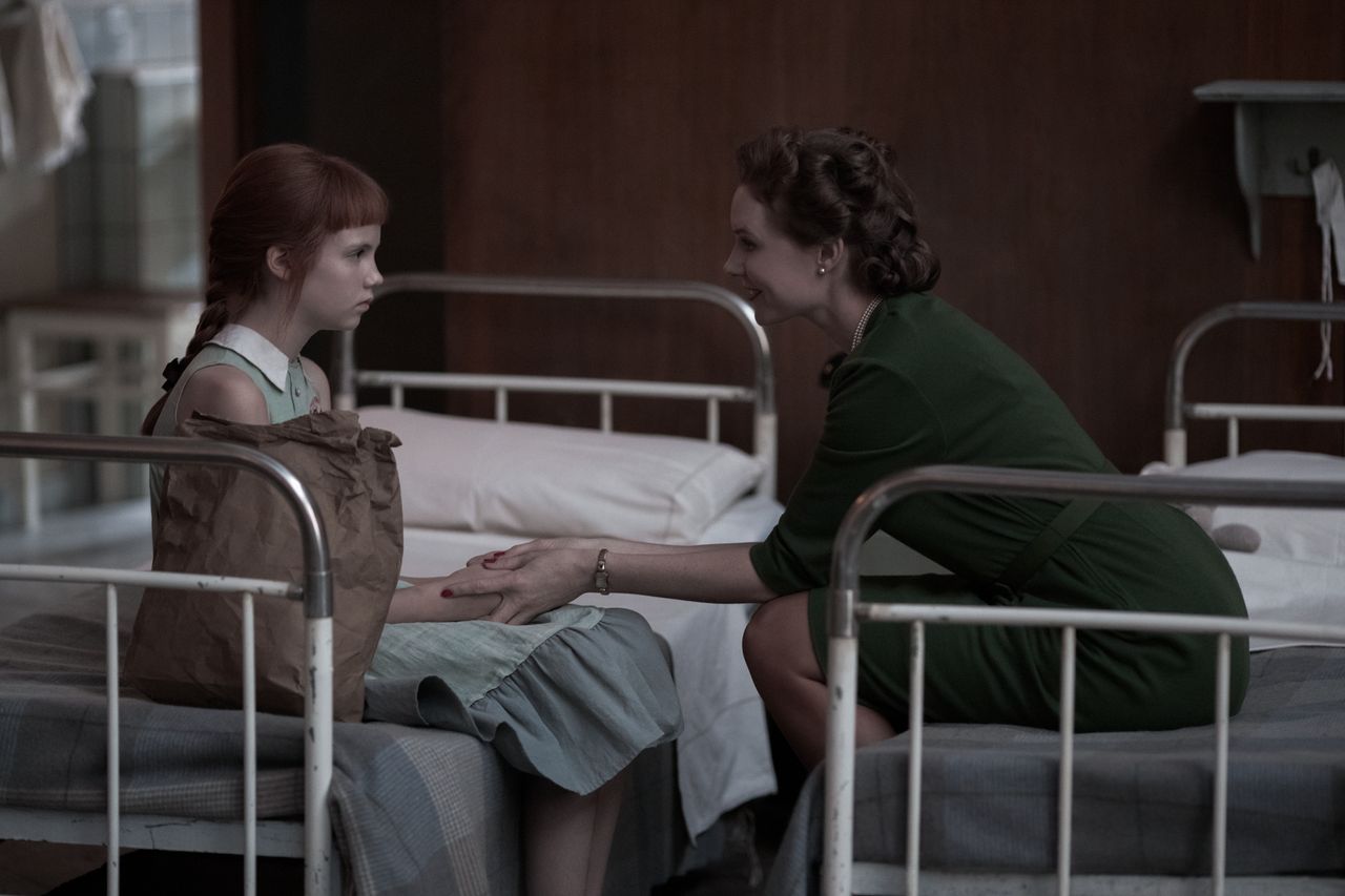 Annabeth Kelly as Beth Harmon and Christiane Seidel as Helen Deardorff in "The Queen's Gambit" on Netflix.