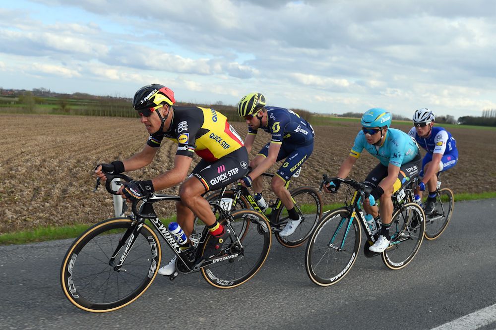 The chasing group tries to get on terms with Lampaert in Dwars door Vlaanderen