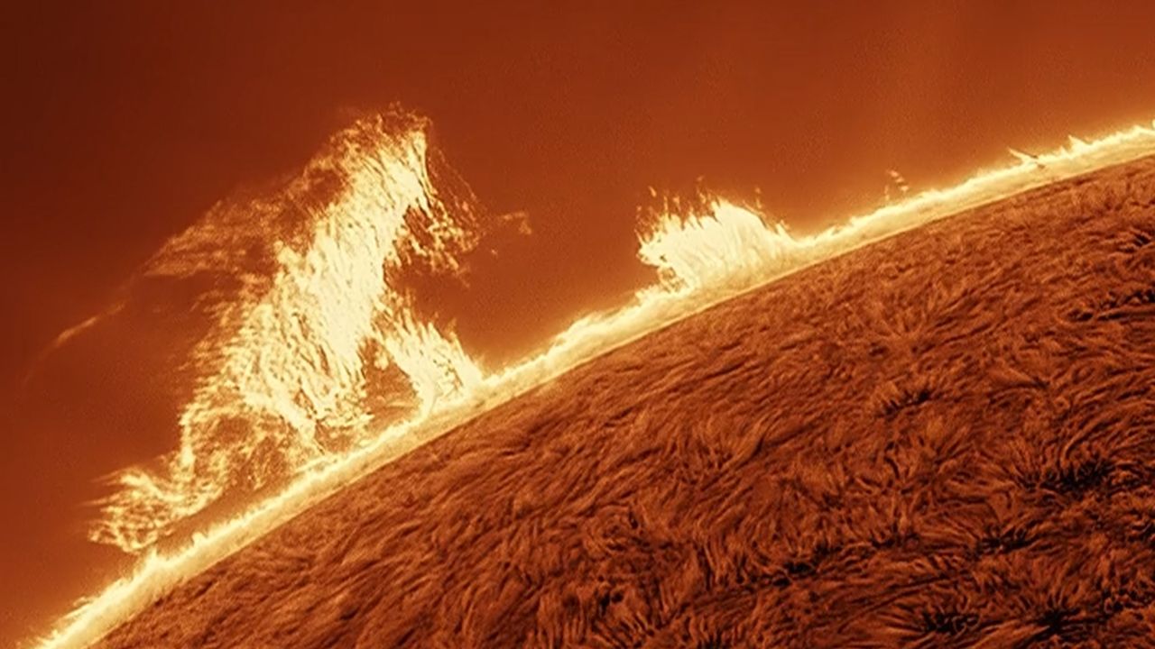 Astrophotographer captures colossal 'Godzilla' plasma cloud stalking the edge of the sun (video)
