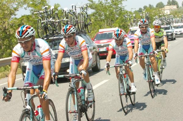 Androni heading back to the bunch