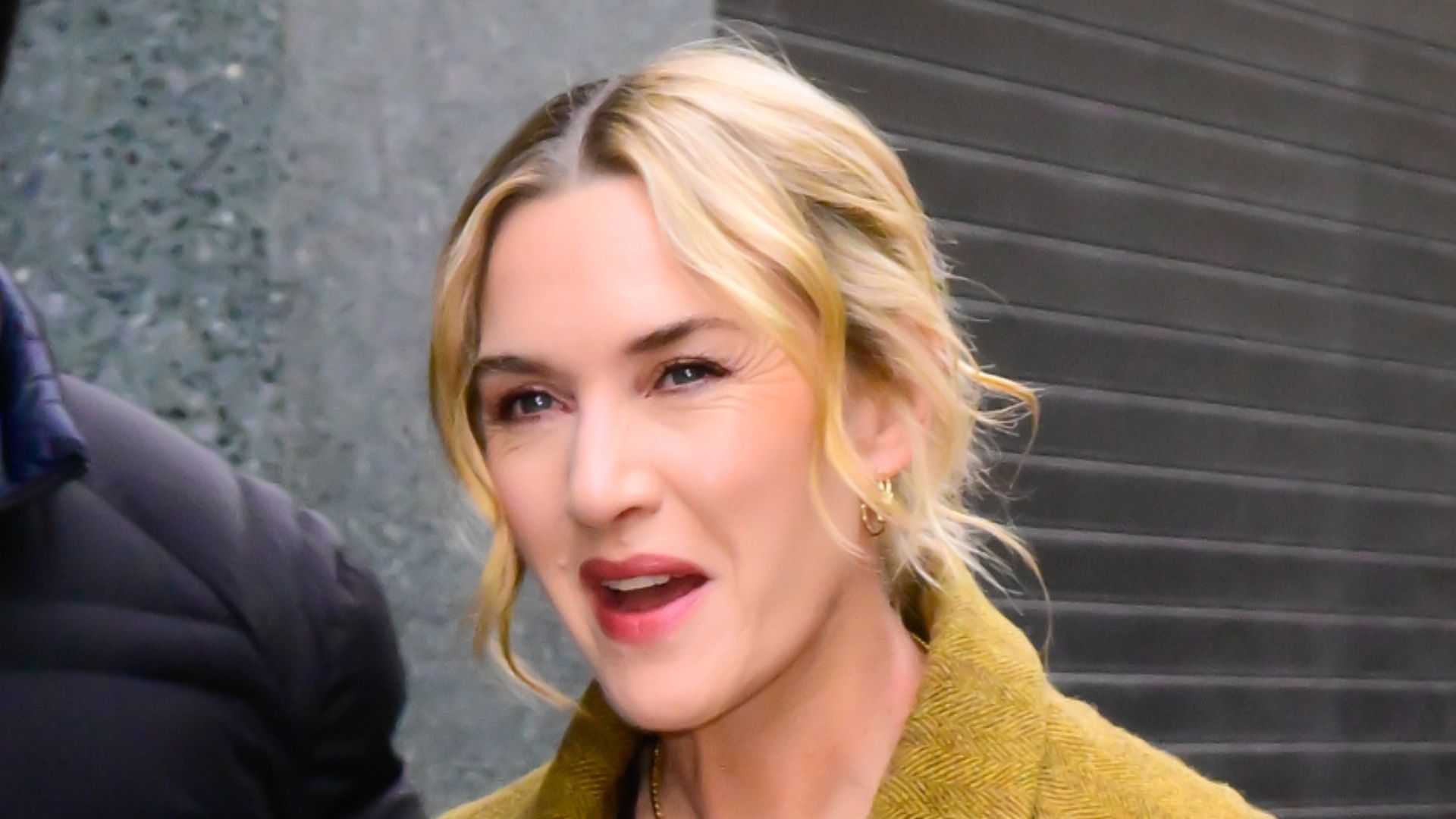 Kate Winslet shows us how to wear jeans and Chelsea boots