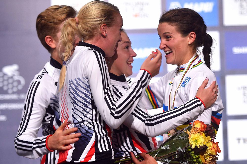 Elizabeth Armitstead (Great Britain) is joined on the podium by her teammates