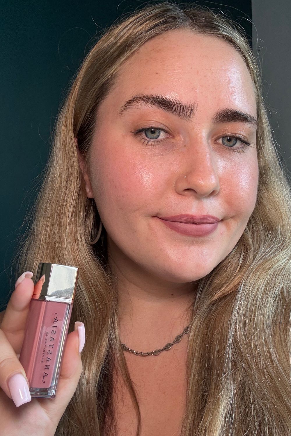 Amelia wearing Anastasia Beverly HillsLip Velvet