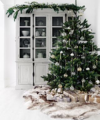 Farmhouse Christmas decor ideas  with tree