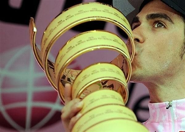 A kiss for the trophy