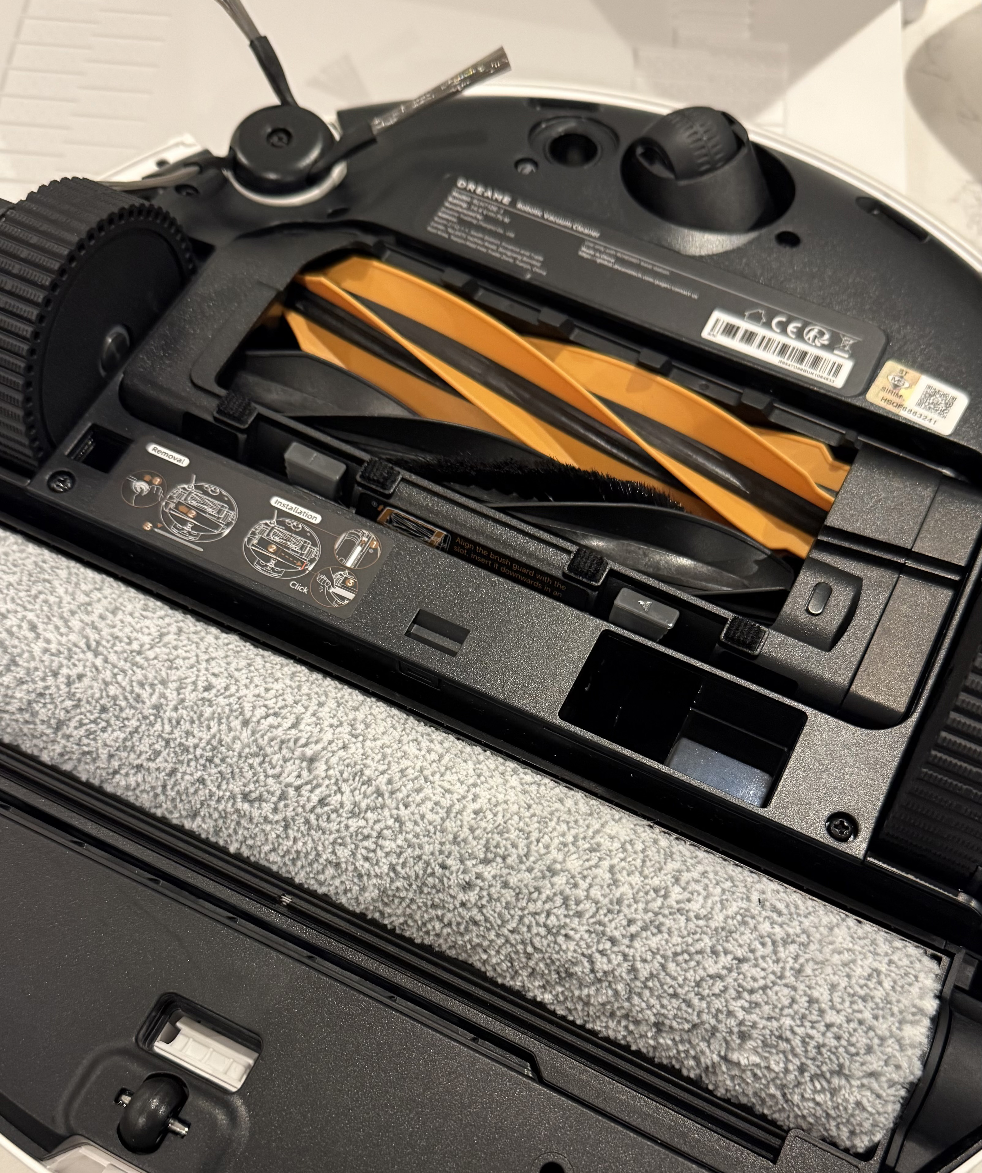 Close-up of the Dreame Aqua10 Ultra Roller main brush assembly with anti-tangle rubber fins