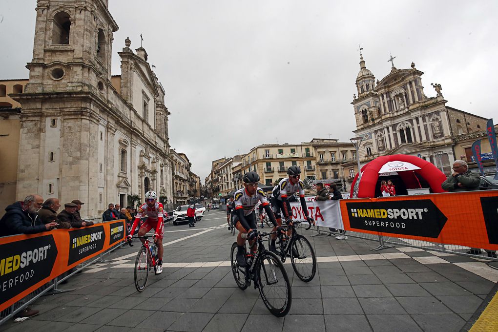 Riders get ready to start stage 3 at Giro di Sicilia