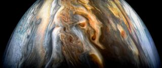 Şaşırtıcı bilim ölçümlerine ek olarak Juno, Jüpiter turunda çarpıcı fotoğraflar çekiyor.