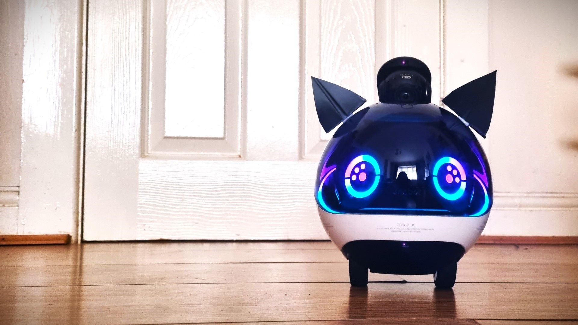 Robot Ebo-X con orejas de gato para parecerse al 808 de Hi-Fi Rush