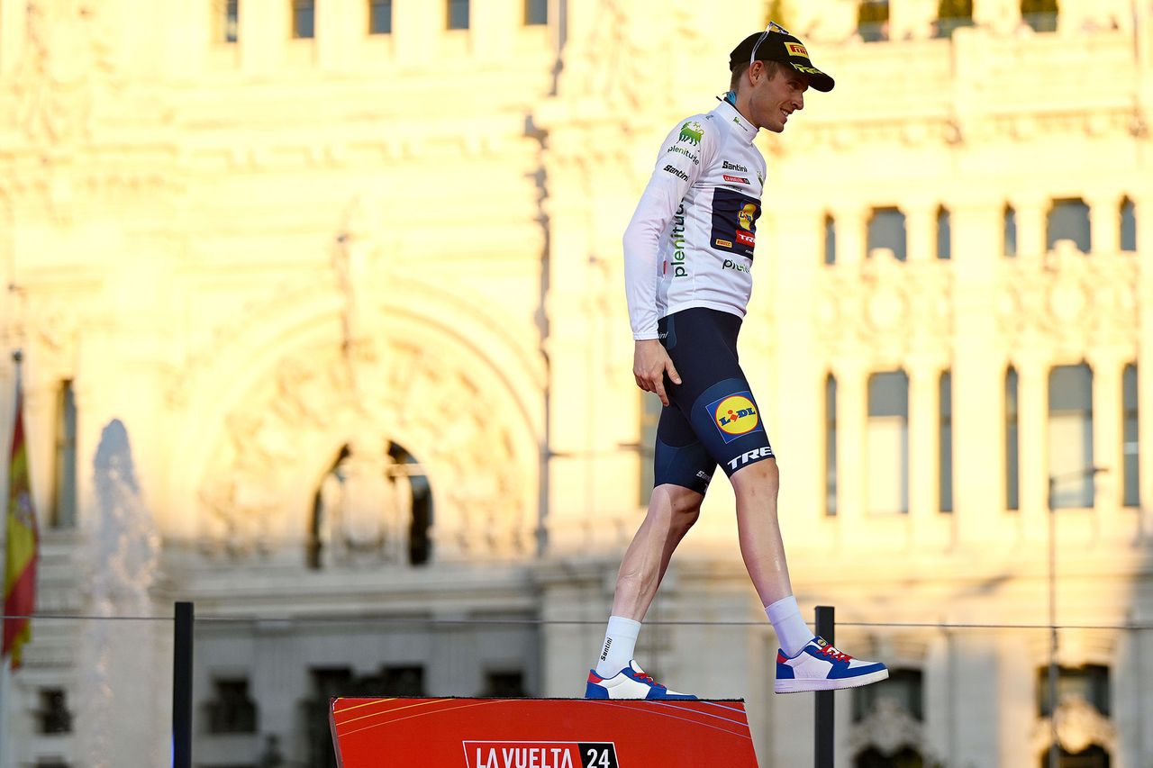 Mattias Skjelmose (Lidl-Trek) takes the white jersey as the best young rider