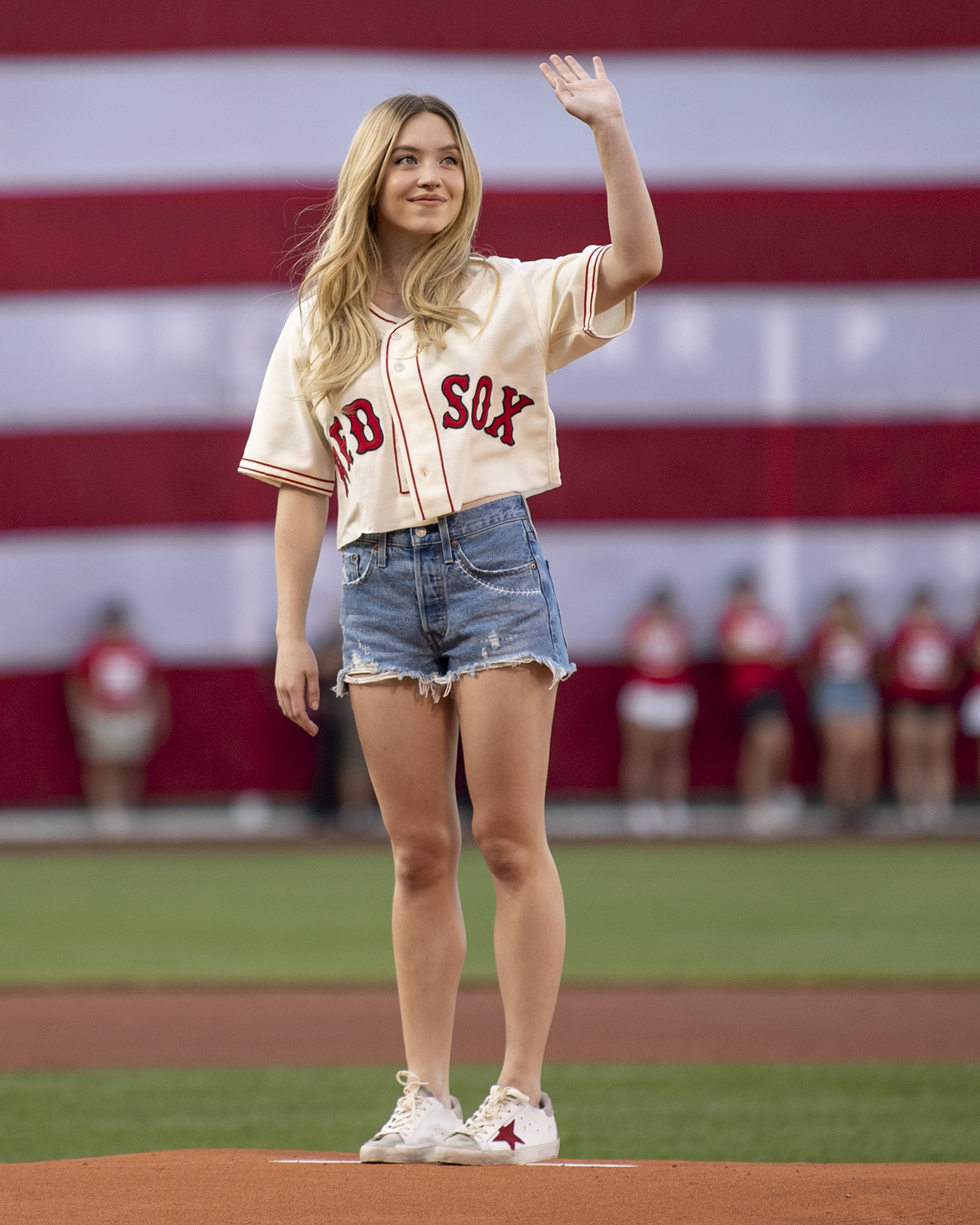 Sydney Sweeney threw the first pitch at a red sox game in 2022