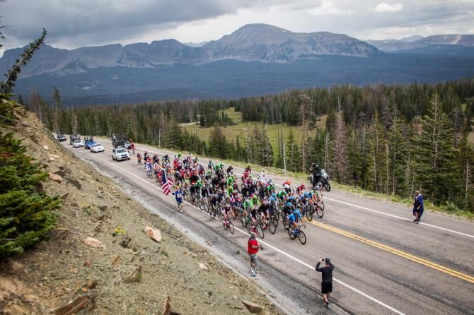 The race passes by big mountains during todays stage.