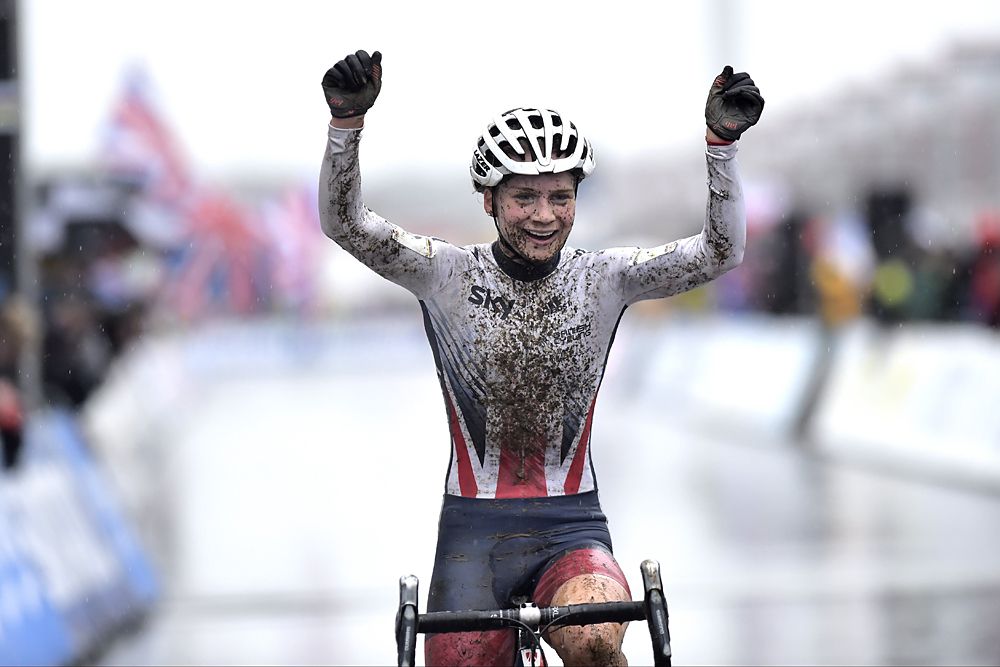 Evie Richards (Great-Britain) raises her arms with the victory