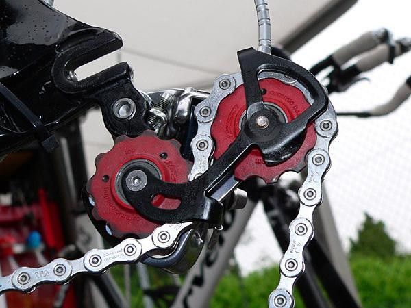 Ceramic bearing-equipped pulleys help keep things rolling with minimal friction.