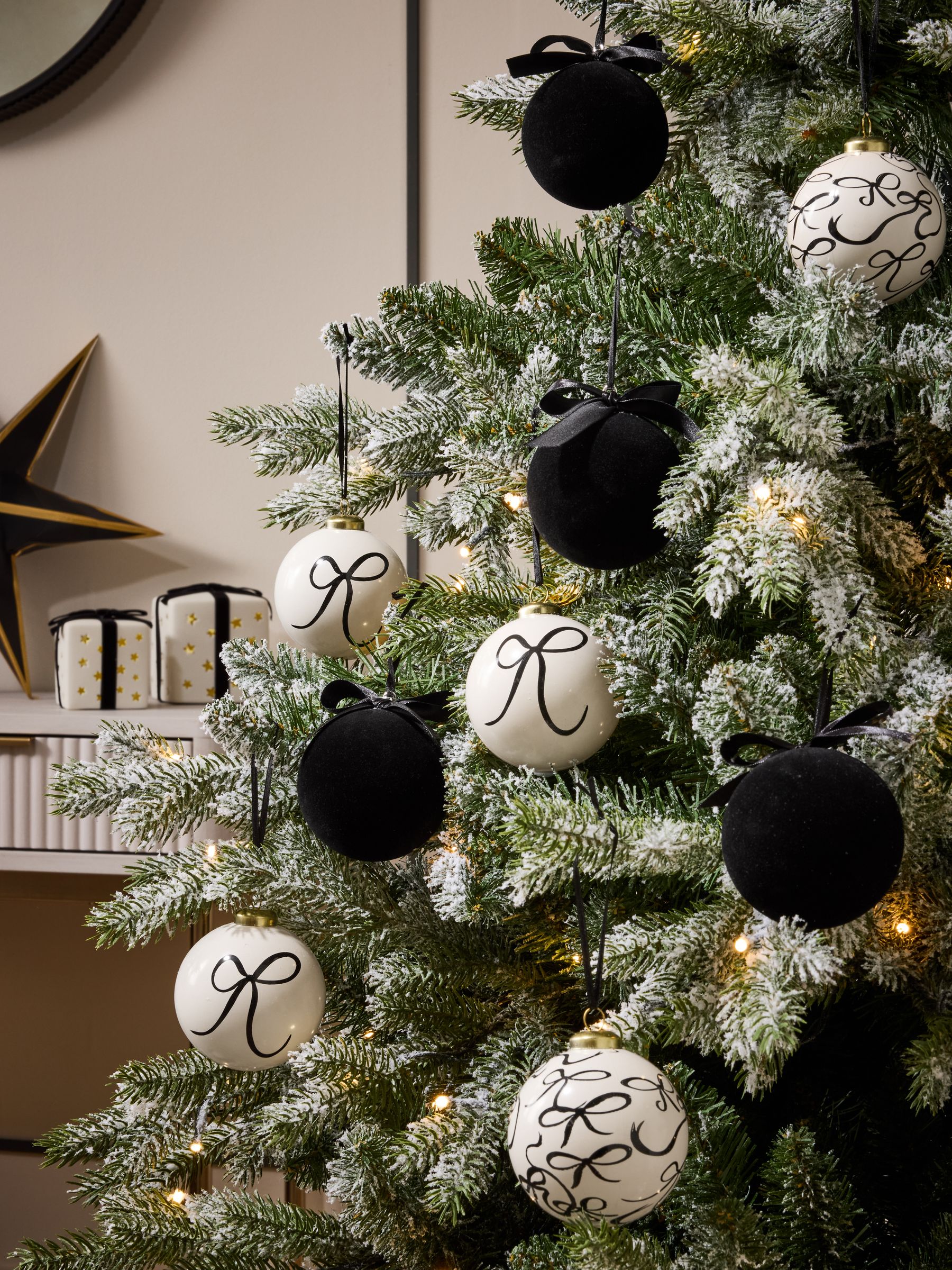 Set of 9 Black/white Bow Christmas Baubles