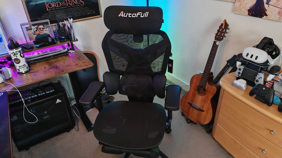 A black AutoFull G7 gaming chair in a gaming room