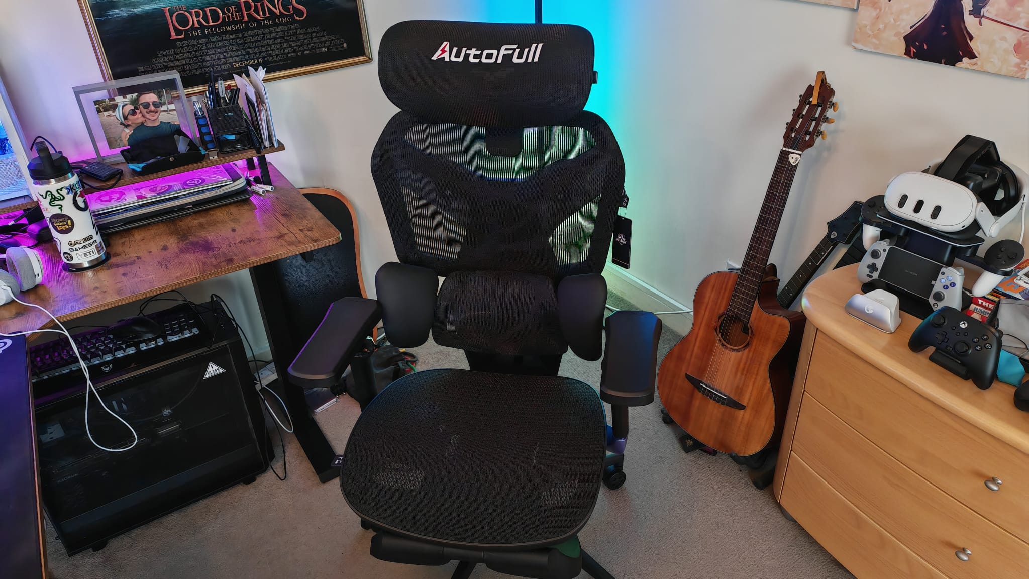 A black AutoFull G7 gaming chair in a gaming room