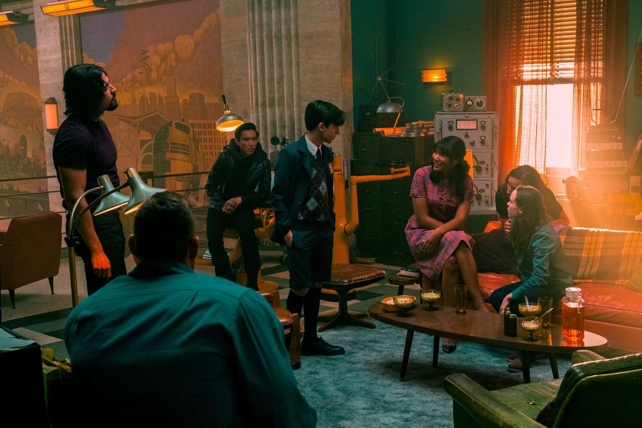 David Casta&ntilde;eda As Diego Hargreeves, Tom Hopper As Luther Hargreeves, Justin H. Min As Ben Hargreeves, Aidan Gallagher As Number Five, Emmy Raver-lampman As Allison Hargreeves, Robert Sheehan As Klaus Hargreeves and Ellen Page As Vanya Hargreeves.