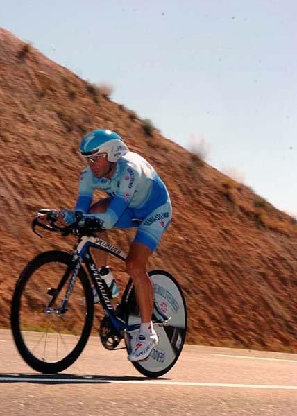 Davide Rebellin (Gerolsteiner) fully concentrated as he races along the interstate on the outskirts of Zaragoza.