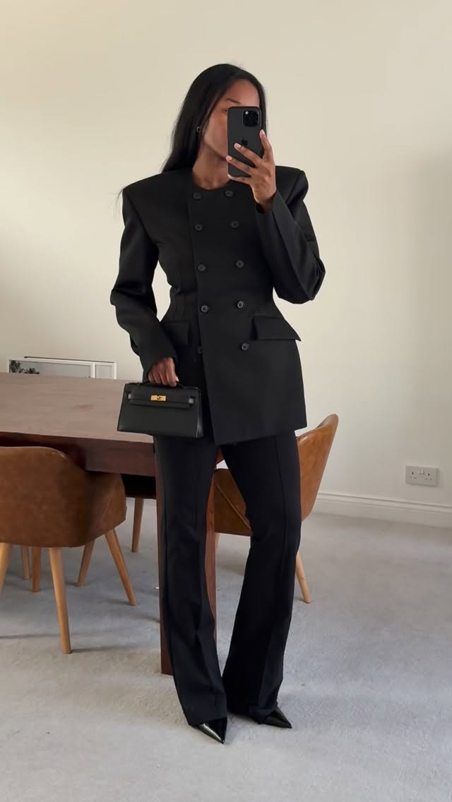 Fashion person Marylin wears a blazer trend 2026. She wears a blazer dress.