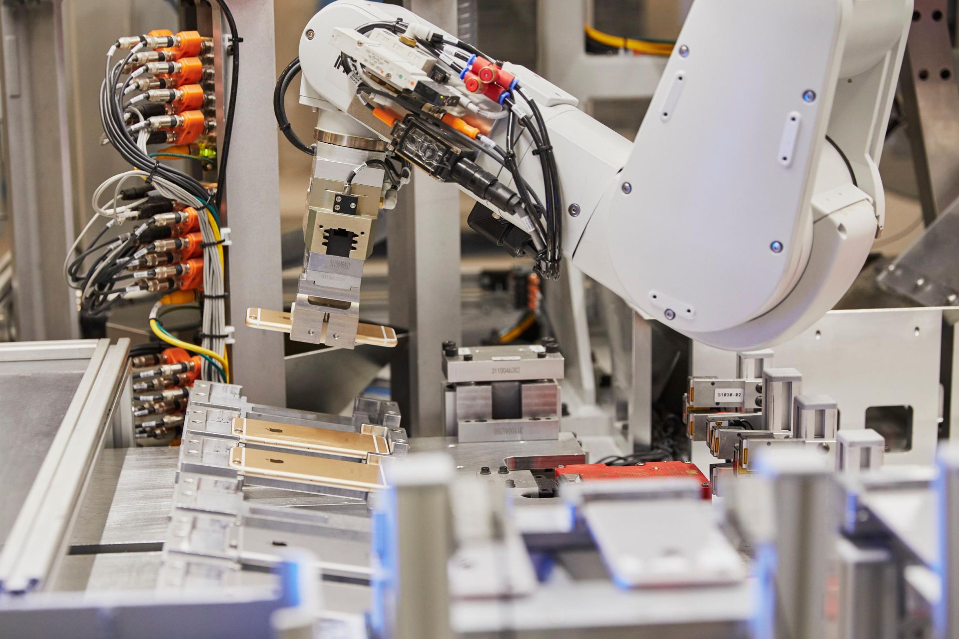 Apple Daisy de-manufacturing robot