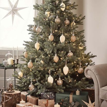 This Christmas tree calculator tells you just how many baubles you need ...