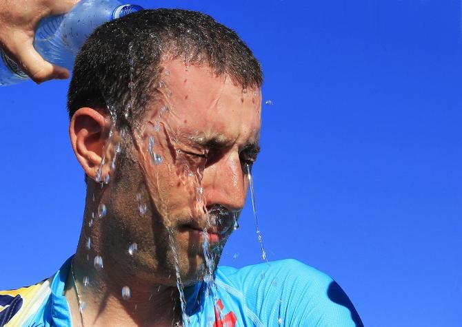 Vincenzo NIbali tries to cool down at the Tour de San Luis