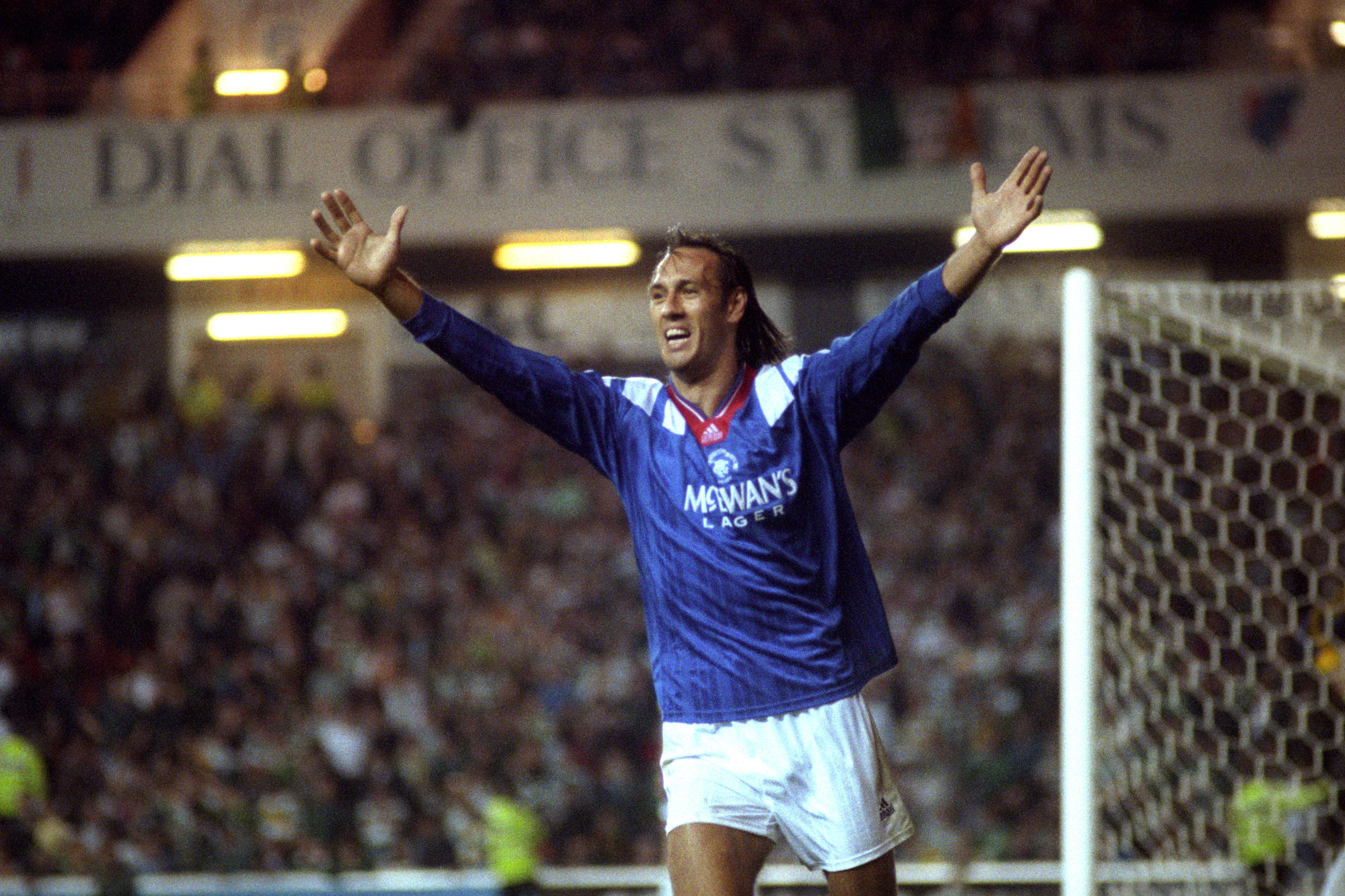 Mark Hateley esulta dopo aver segnato con i Rangers contro il Celtic, settembre 1993