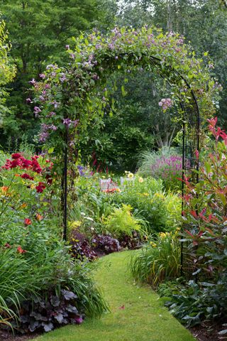 18 Cottage backyard ideas – for a rural, rustic garden | Country