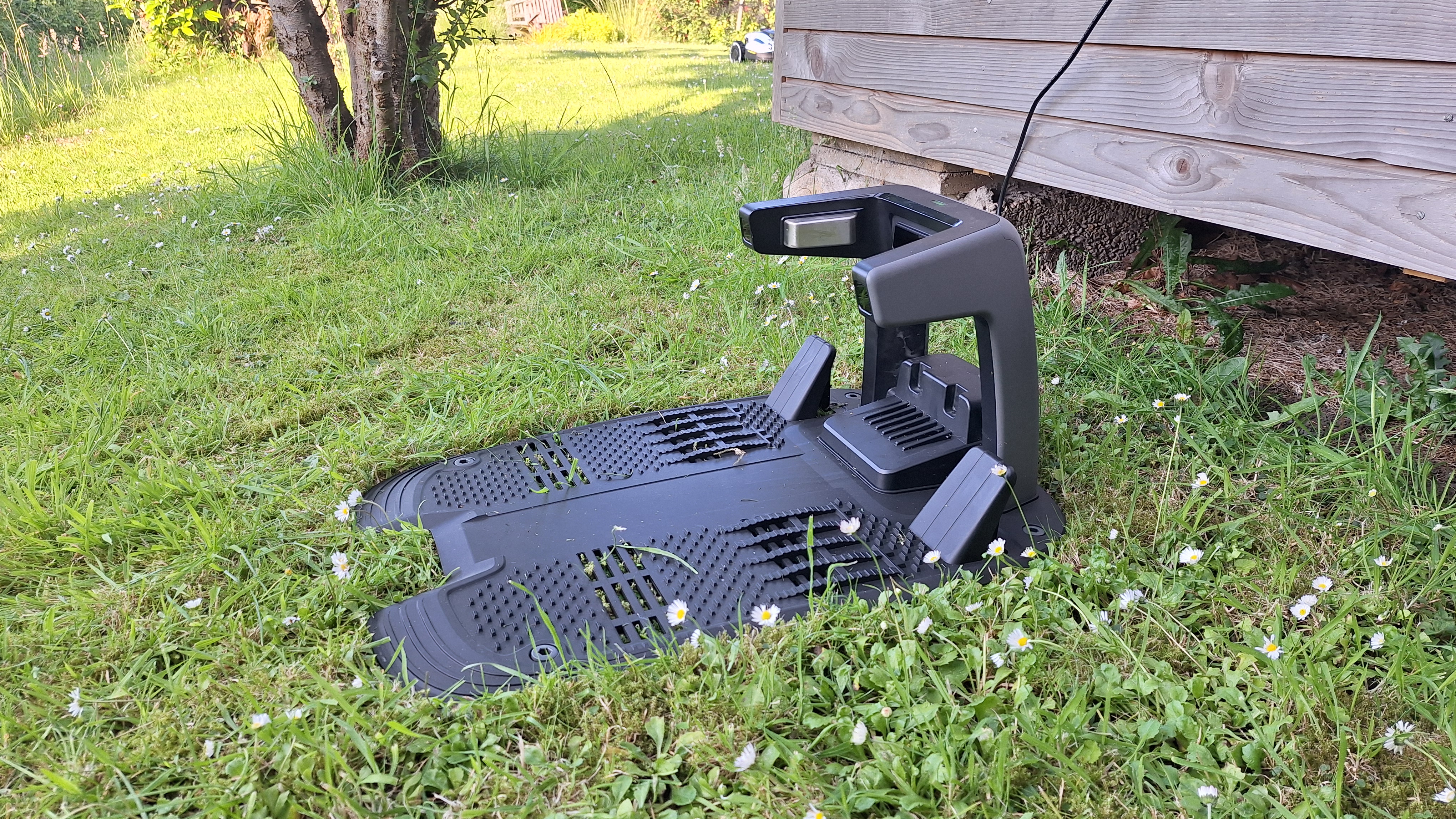 Mammotion Yuka Mini 600 in reviewer's yard