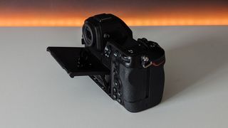 白色桌子上的尼康 Z8