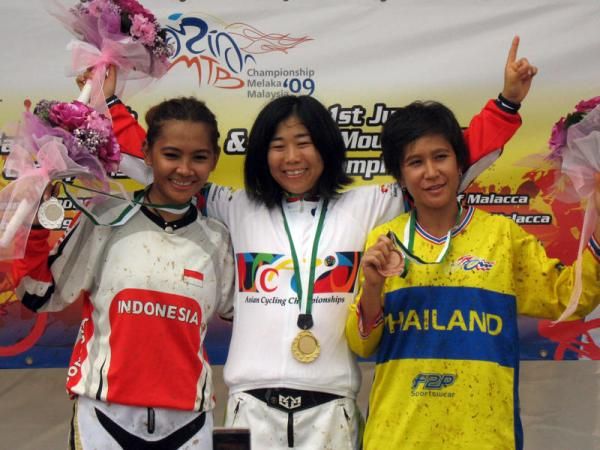 The elite women's podium (l-r): Risa Suseanty (Indonesia), 2nd; Mio Suemasa (Japan), 1st; Aussanee Pradupyard (Thailand), 3rd.