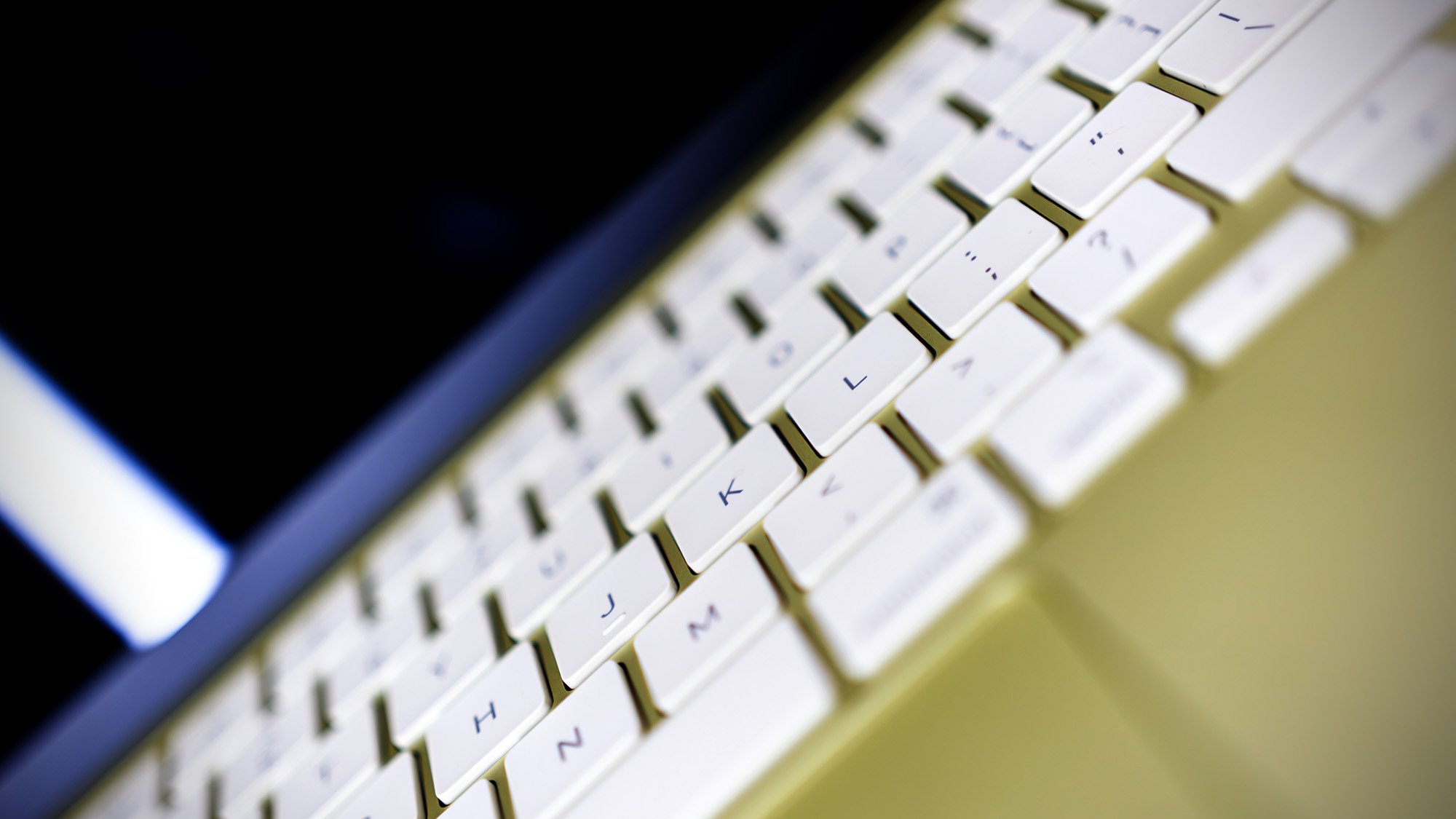 Apple MacBook Neo in Citrus colour.