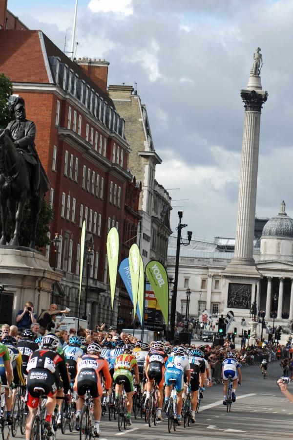 The bunch heads towards Nelson's Column on lap one.
