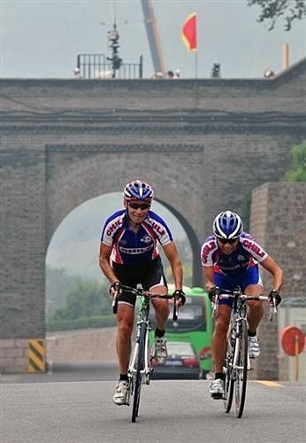 Gonzalo Garrido (left) and Patricio Almonacid (right) of Chile's cycling team take in the sights