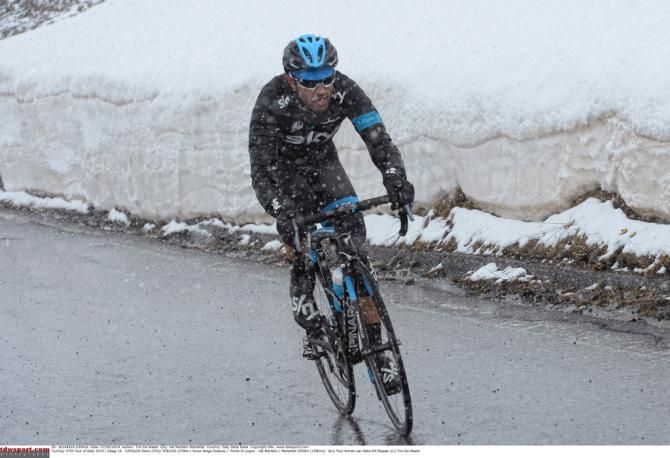 Dario Cataldo attacks to keep warm