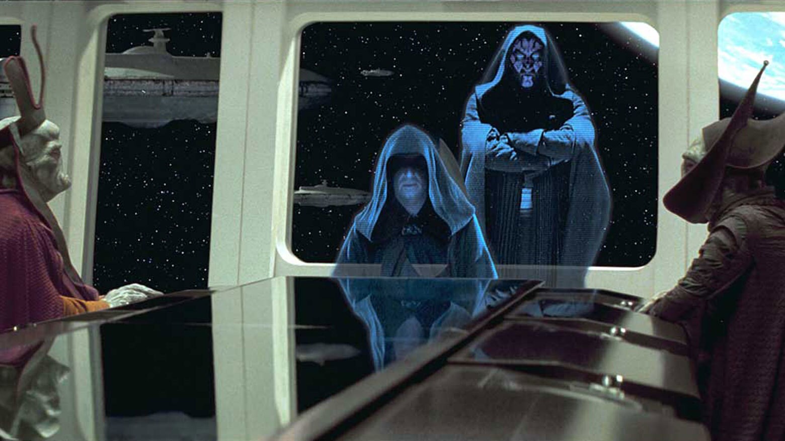 Hologramas de Darth Maul e Darth Sidious em Star Wars: A Ameaça Fantasma.