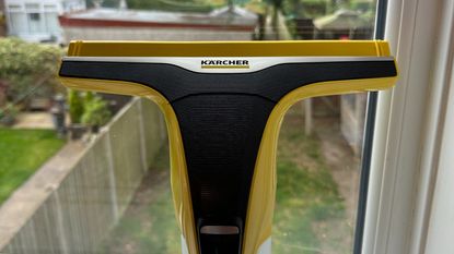 Testing the Karcher WV 6 Plus N window vacuum