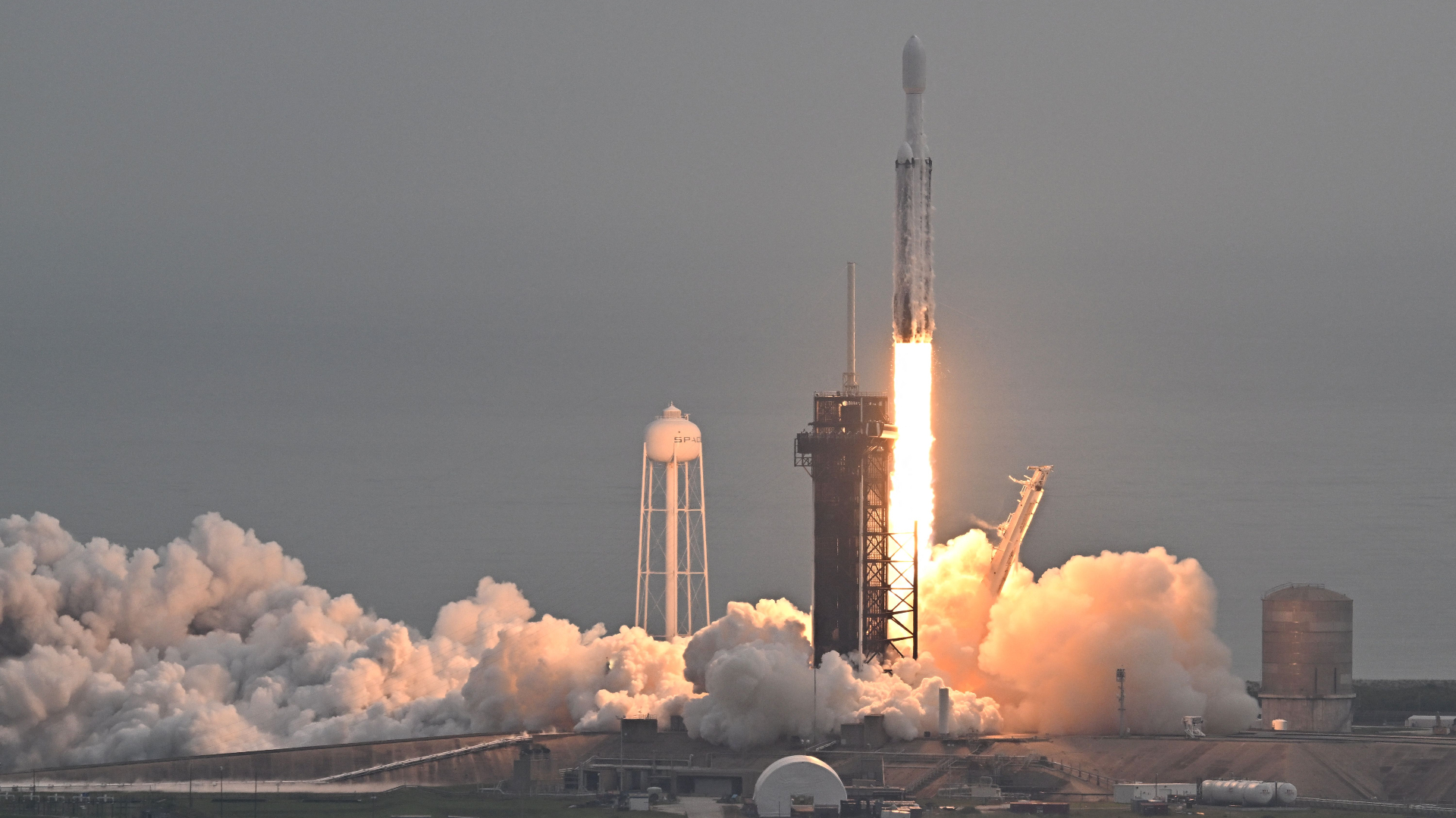 SpaceX Falcon Heavy rocket launches NASA’s Psyche probe to bizarre metal asteroid (video) Space