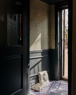 Dark grey entryway with panelling and wallpaper
