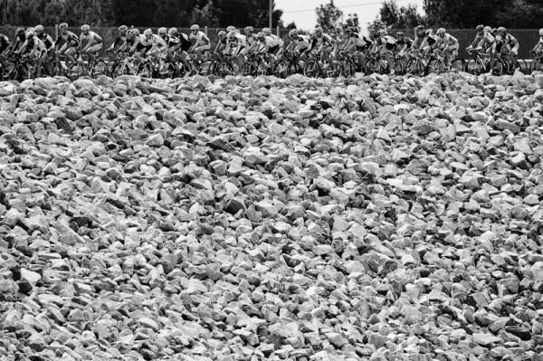 The peloton crossing the Puddingstone Dam.