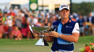 Viktor Hovland lifting the tophy after winning the 2023 FedEx Cup