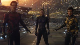 Scott und Hope beschützen Cassie im Quantum Realm in Ant-Man and the Wasp: Quantumania